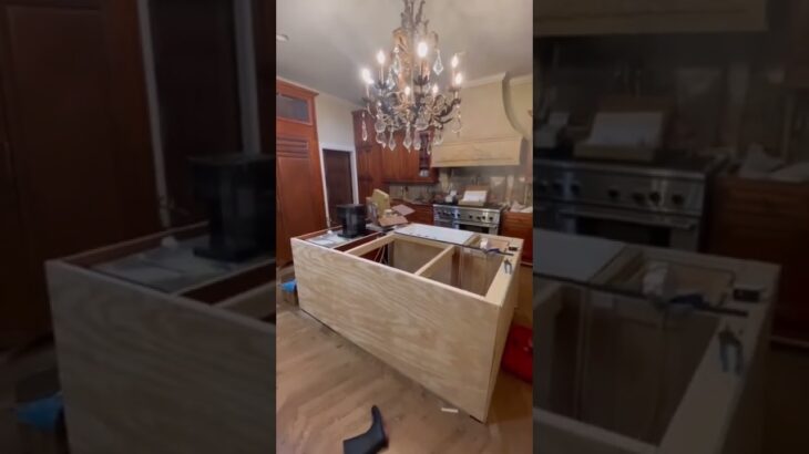 Here’s a look at a quick kitchen renovation. Just 3 weeks and that’s it. DIY kitchen refresh