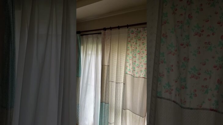 築40年中古住宅DIY リビング　自作パッチワークのカーテン　お気に入りの藤のトルソー