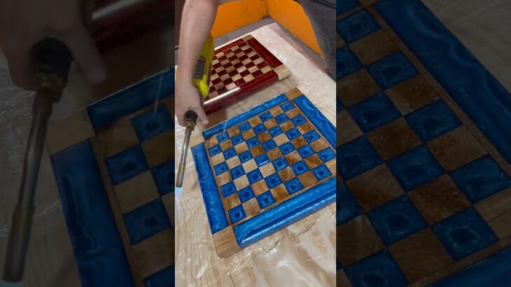 60 SEC Chess Board Build♟️🪵 #woodworking #epoxyresin #diy #diyepoxy #resin #chessboard #chess #art