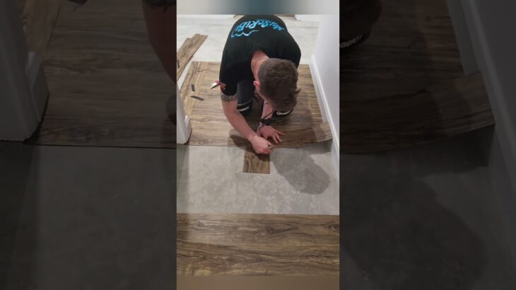 1 wall, 1 doorframe and 1 tile   💪  #flooring #myscribe #diy #flooringinstaller #lvt  #lvp #yt